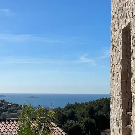 Avec Piscine, Vue מלון 4*