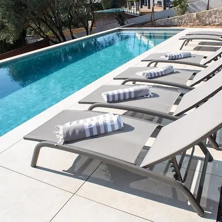 Avec Piscine, Vue 4*