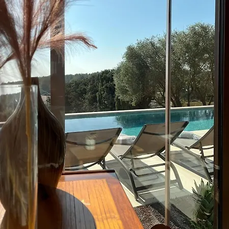 Avec Piscine, Vue מלון בנדול
